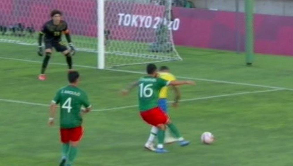 Douglas Luiz exageró en la acción del penalti anulado. Captura/Eurosport