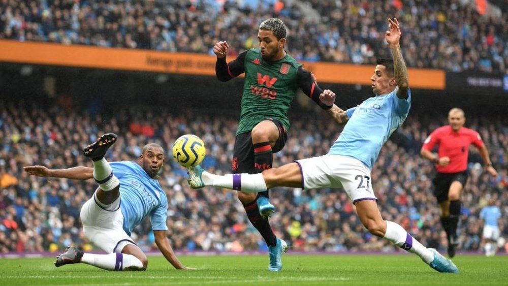 Douglas Luiz cae en el área en el Manchester City-Aston Villa. EFE
