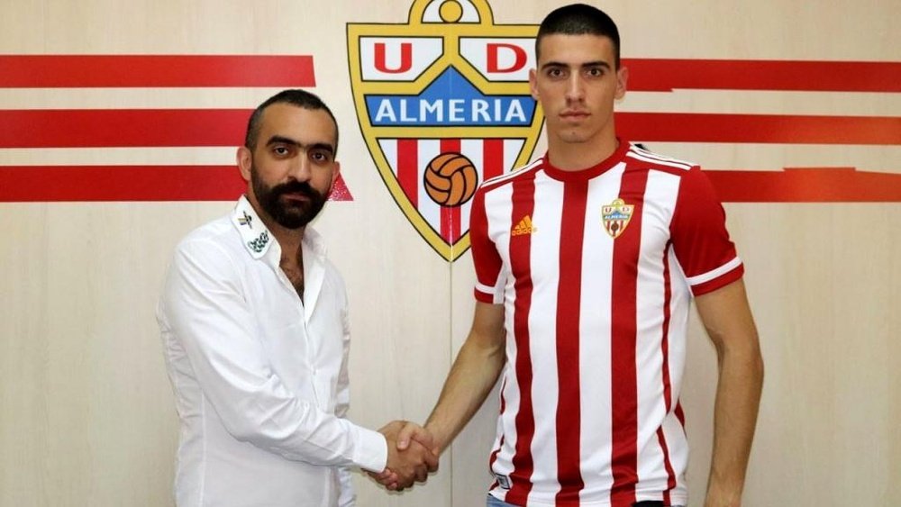 Rosic (d) ya es nuevo jugador del Almería. Twitter/U_D_Almeria