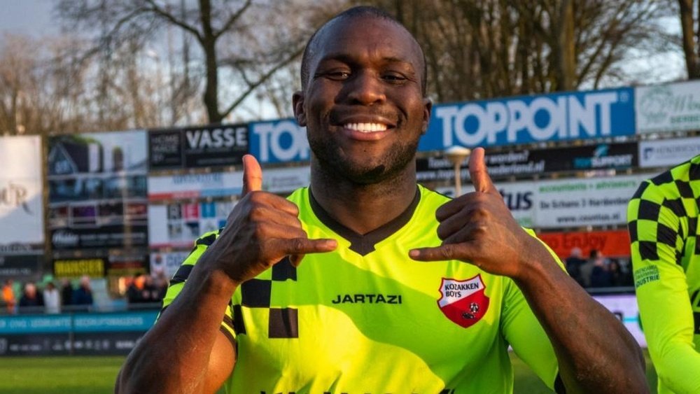 Drenthe seguirá jugando un año más en Tercera División. Twitter/kozakkenboys