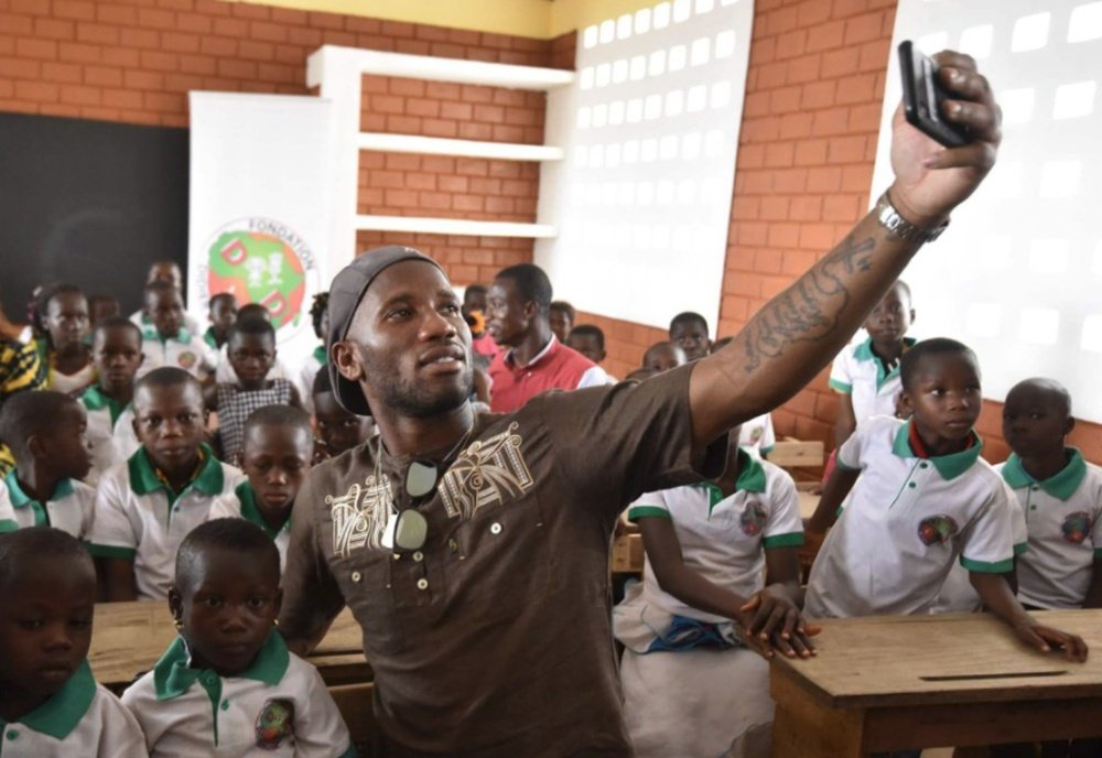 Así de feliz se mostró Drogba junto a los más pequeños en Costa de Marfil. AFP/Sia Kambou