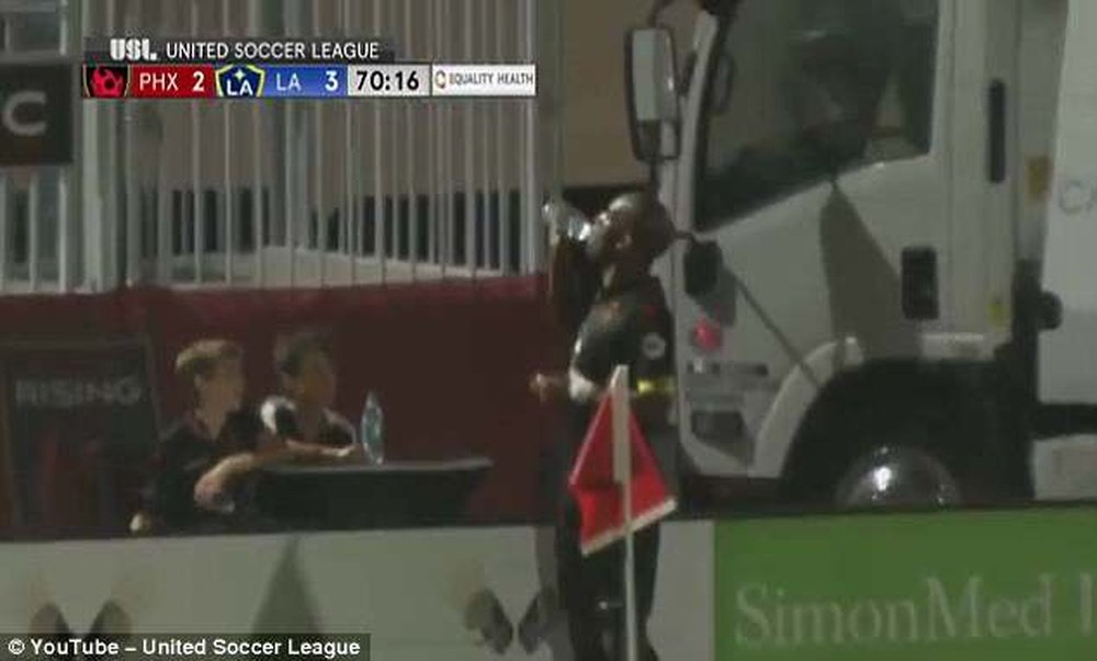 Drogba bebe agua de la botella de uno de los recogepelotas antes de dar una asistencial. YouTube/USL