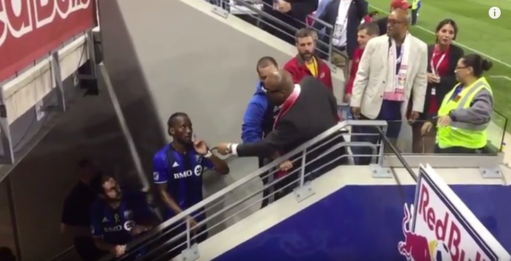 Drogba se encaró con varios aficionados al término de un partido. Youtube