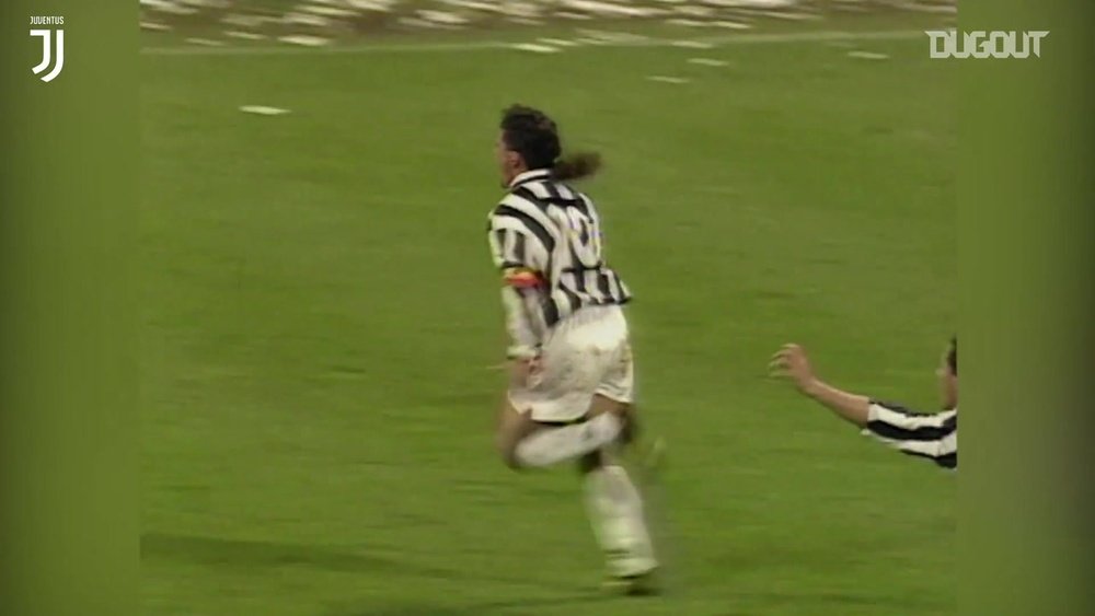 VÍDEO: golaço de falta de Roberto Baggio na Champions