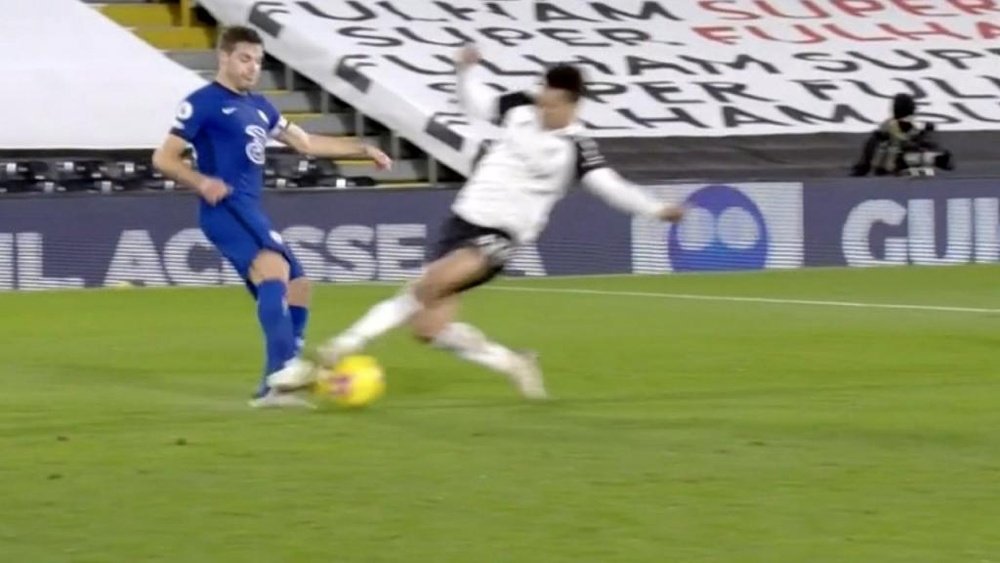 Robinson entered with his studs and left Fulham with 10 men. Screenshot/DAZN