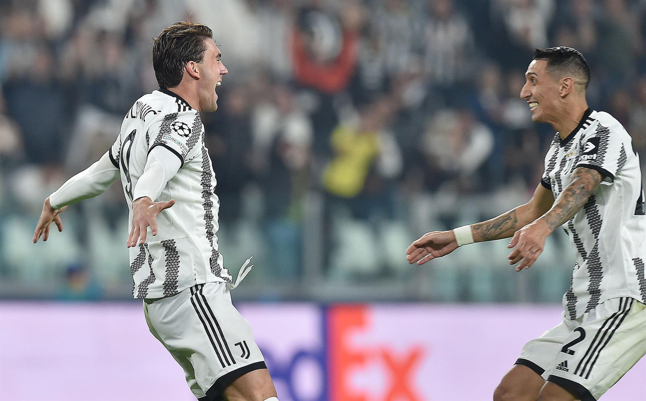 Vlahovic le agradece el pase a Di María en el segundo gol de la Juventus