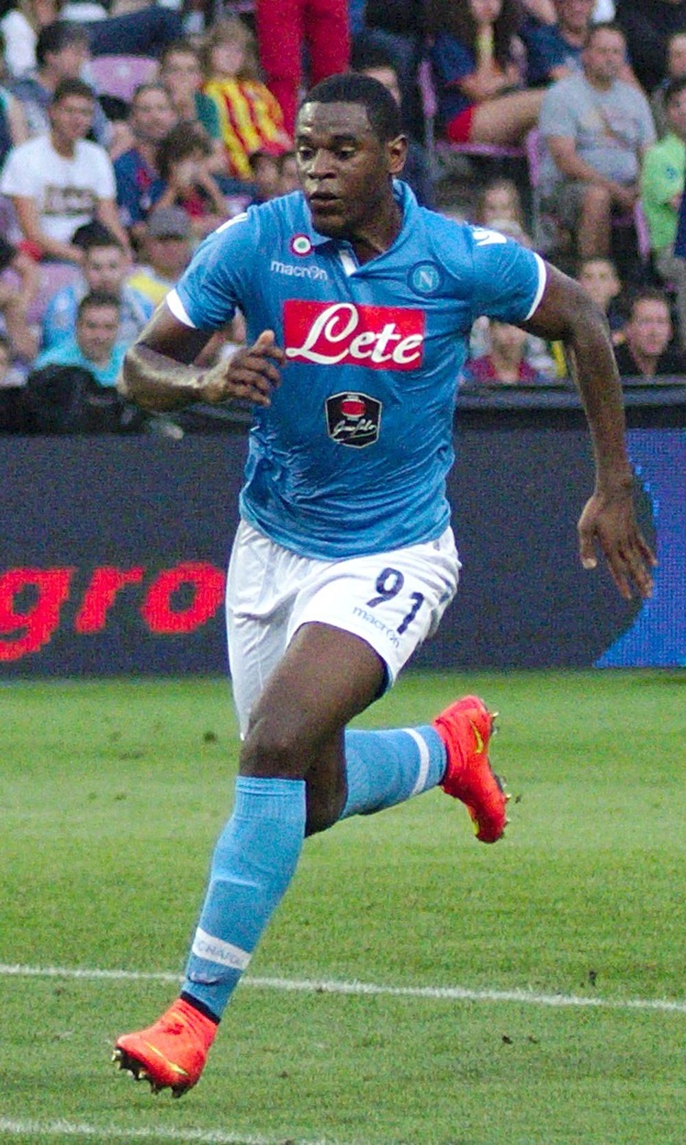 Duván Zapata, delantero del Nápoles, durante un partido contra el Barcelona. Clément Bucco-Lechat.