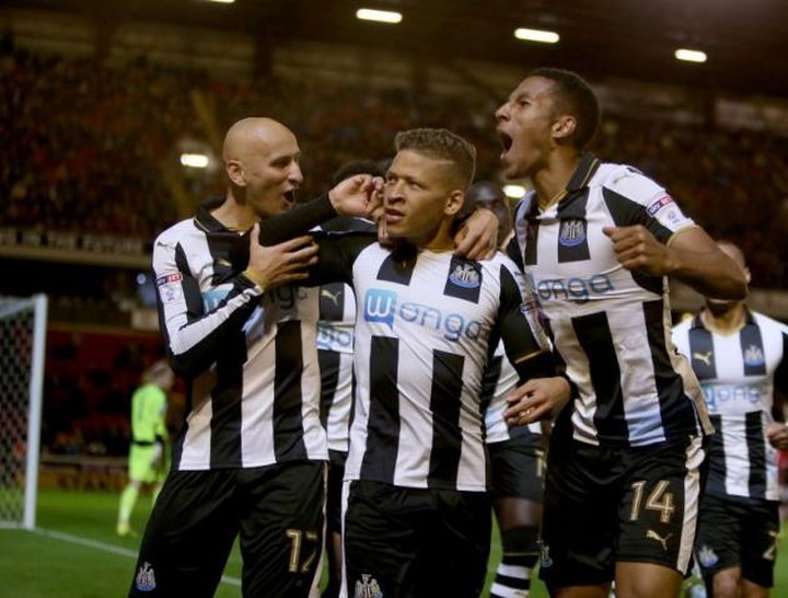 El Newcastle mantiene el liderato tras doblegar al Aston Villa