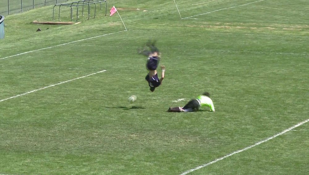 Dylan Pritchett-Ettner vuela por encima del meta rival en el Saturday’s ThunderRidge-Columbine de la High School League estadounidense. YouTube/9News