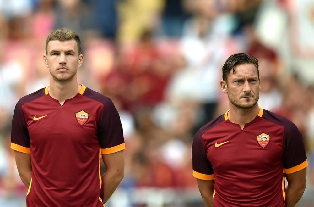 Dzeko (i) y Totti (d), en un partido con la Roma