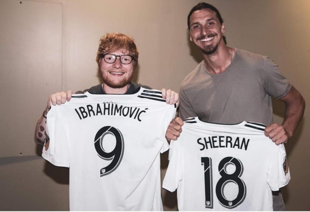 Ed Sheeran e Ibrahimovic, posando con la camiseta de Los Angeles Galaxy. Twitter/Ibra_official