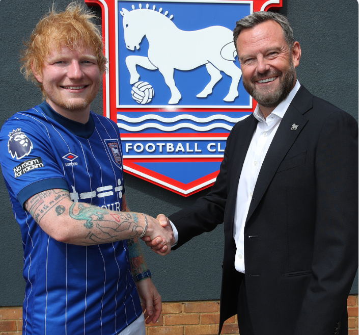 Ed Sheeran fa il suo ingresso nel mondo del calcio. Il cantautore britannico di 33 anni ha deciso di acquistare una quota di minoranza del club per cui fa il tifo, l'Ipswich Town, che debutterà in Premier League questo fine settimana contro il Liverpool.