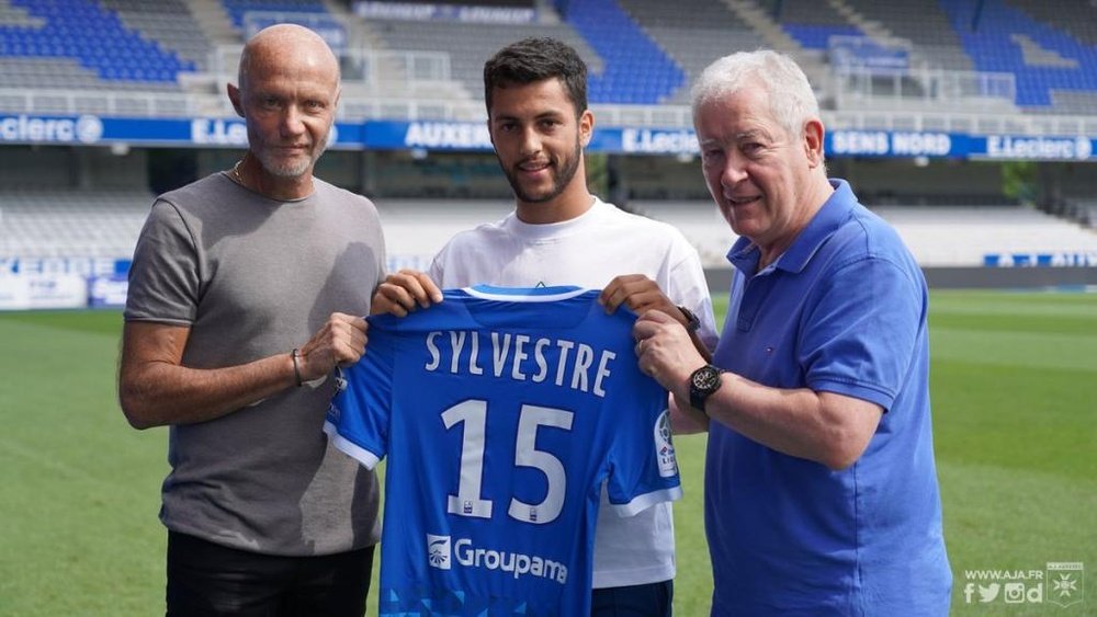 Sylvestre, séptimo refuerzo del Auxerre. Twitter/AJA
