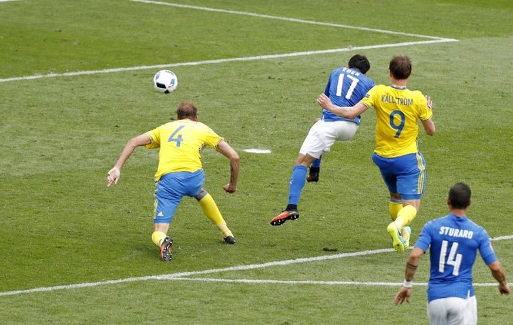 Eder anota el tanto de la victoria con la Selección Italiana. Reuters