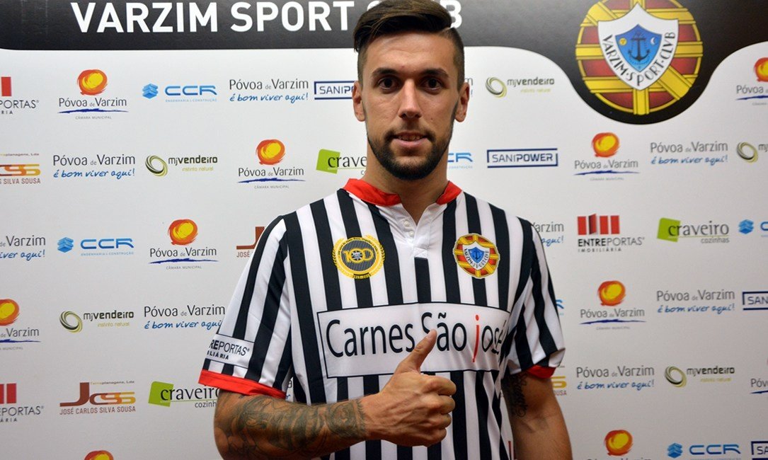 Éder Díez posa con su nueva camiseta tras firmar con el Varzim. varzim.pt
