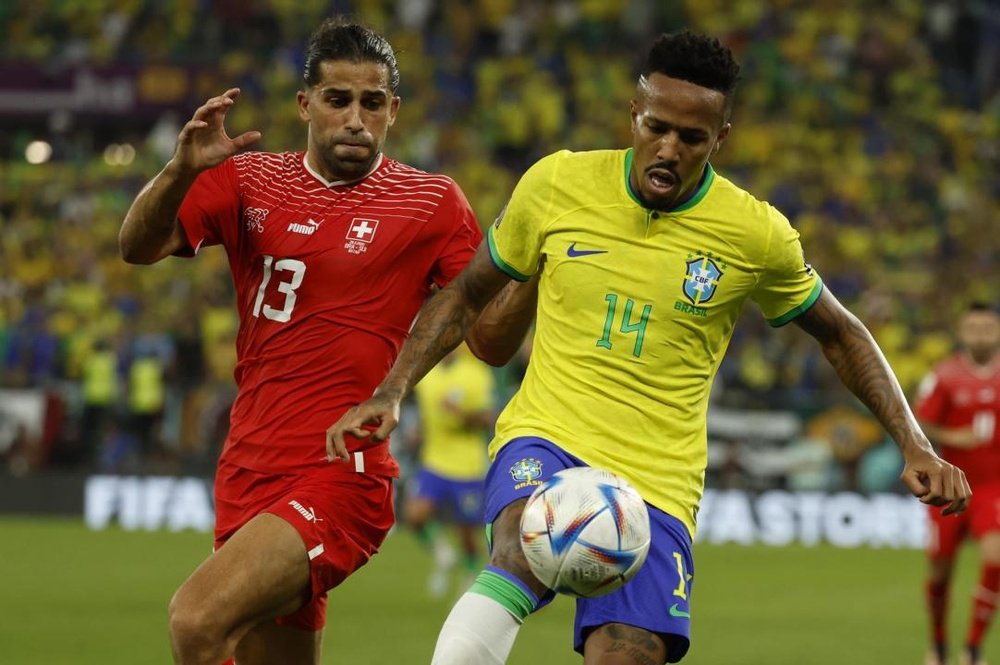 Éder Militao (d) de Brasil disputa un balón con Ricardo Rodríguez de Suiza hoy, en un partido de la fase de grupos del Mundial de Fútbol Qatar 2022 entre Brasil y Suiza en el estadio 974 en Doha (Catar). EFE