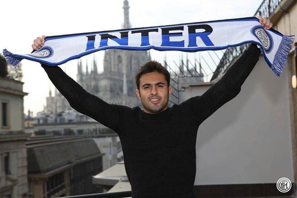 Eder posa con la bufanda del Inter de Milán. Twitter