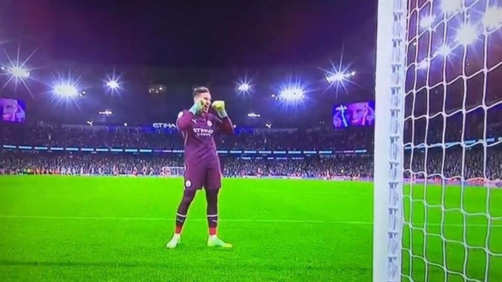Ederson chambre les supporters d'Arsenal. Twitter/City_Xtra