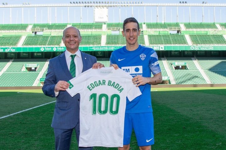 El Elche conmemoró a Edgar Badía por sus 100 partidos en el club