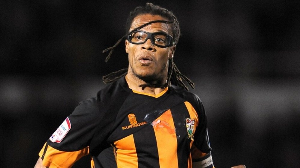Davids uso gafas para jugar al fútbol durante su carrera deportiva. AFP