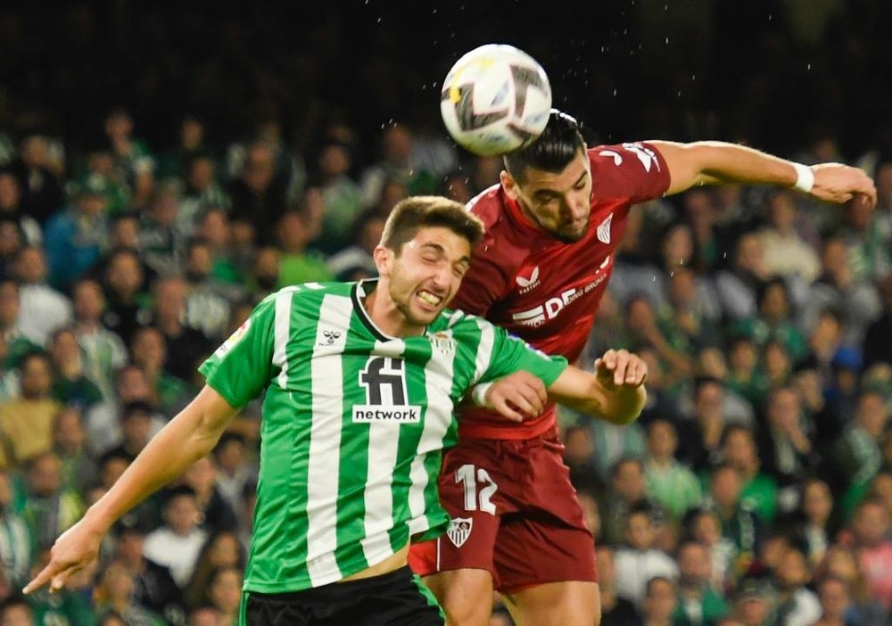 Édgar y Rafa Mir, en el Betis-Sevilla, el Gran Derbi, de la Primera División 2022-23. EFE