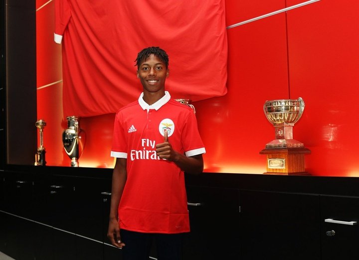 Benfica renova com junior