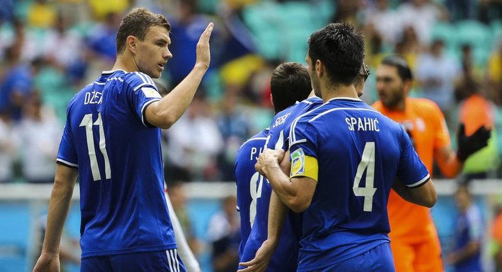 Edin Dzeko y Emir Spahic son primos y compartieron equipo en la Selección Bosnia. Twitter