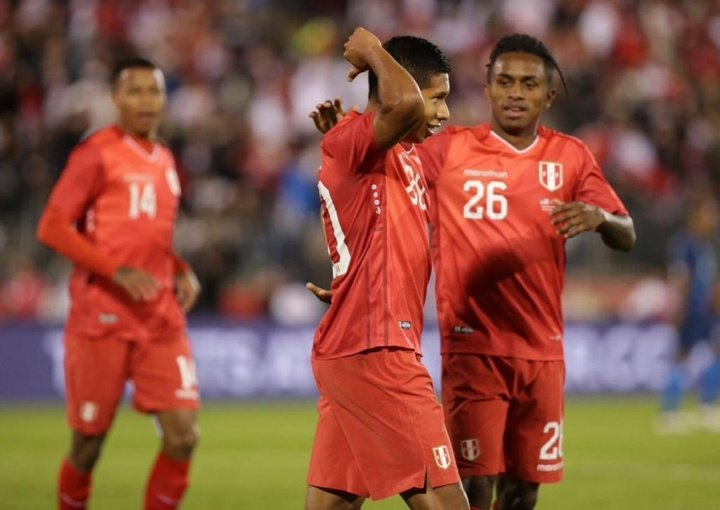 Edison Flores salvó un empate para una Perú sin pólvora