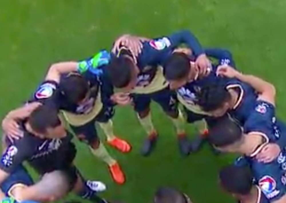 Edson Alvarez inhales a substance before the game. Screenshot/ Youtube