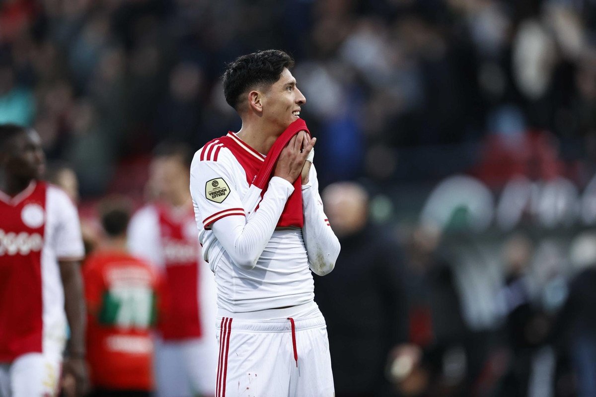 LEEUWARDEN, PAYS-BAS - FÉVRIER 5: Edson Alvarez d'Ajax bataille pour le  ballon avec Silvester van der eau de SC Cambuur et Jurrien Bois d'Ajax  prêter attention pendant le match néerlandais Eredivisiie entre