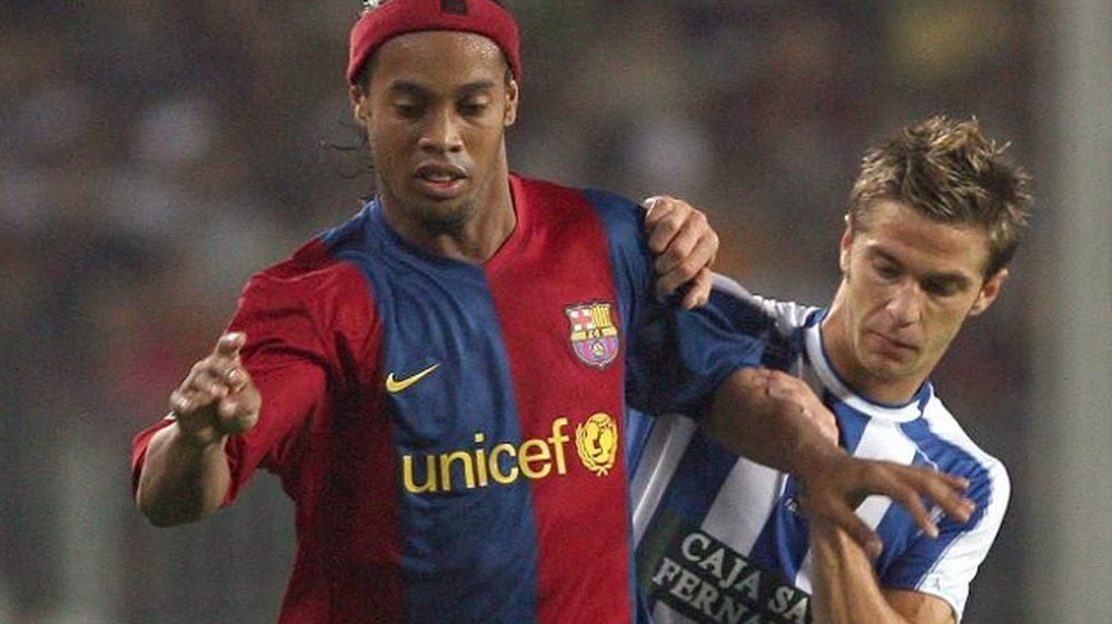 Edu Moya con Ronaldinho durante un partido del Barcelona frente al Recre. RecreativoHuelva