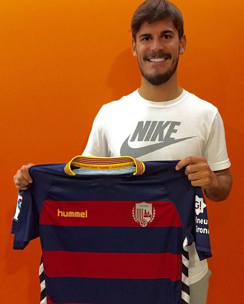 Edu Oriol posa con la camiseta de su nuevo equipo, el Llagostera. Twitter