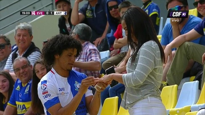 Chilean player proposes to girlfriend as goal celebration