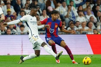 El diario 'Sport' informa de cómo ha recibido el Barcelona el interés del Paris Saint-Germain en fichar a Lamine Yamal. El acercamiento de los franceses trascendió gracias a una filtración a 'Le Parisien' y la respuesta de los despachos azulgranas es un 