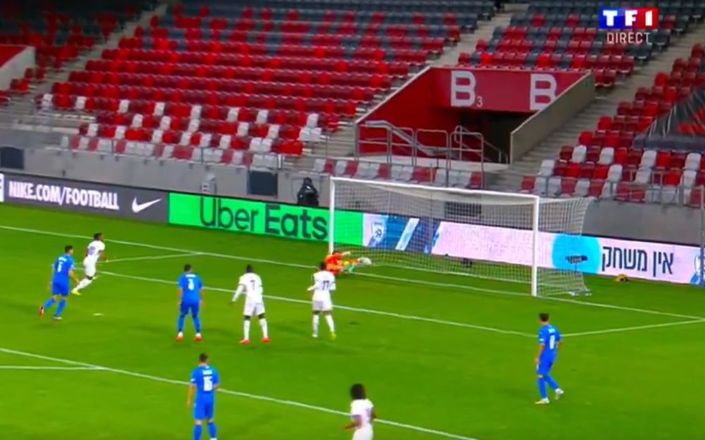 O gol de Camavinga, com o goleiro como cúmplice. Captura/TF1
