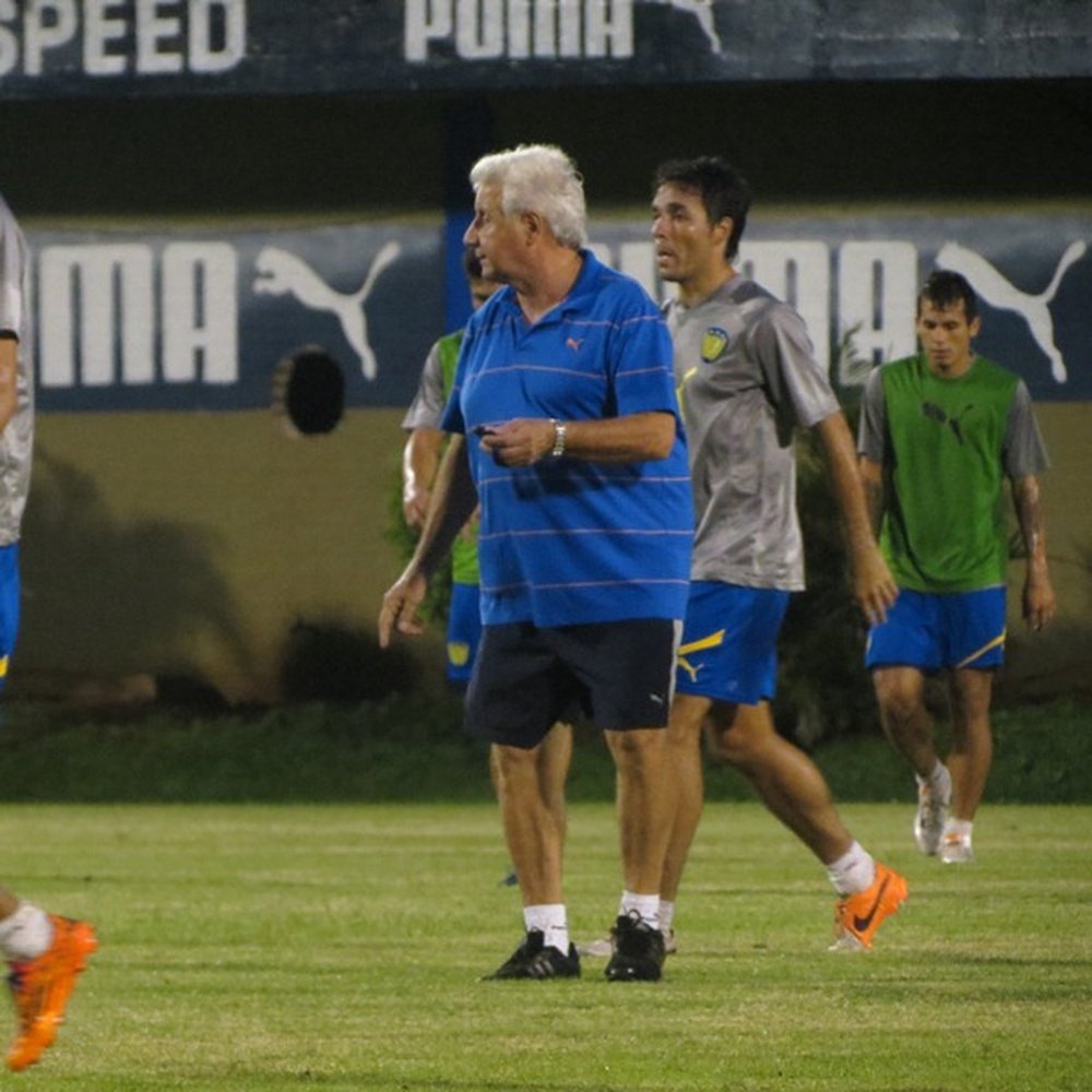 Eduardo Rivera, ex técnico de Sportivo Luqueño, dirige un entrenamiento del club paraguayo. clubsportivoluqueno.com.py