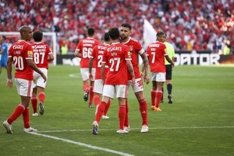 El Benfica volvió a la senda del triunfo contra el Estoril gracias al solitario tanto de Nicolás Otamendi. El central argentino anotó en el minuto 44 para darle a su equipo los tres puntos necesarios para respirar en busca del título de Liga.