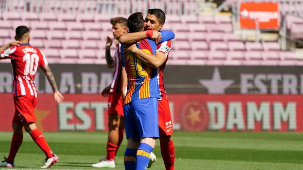 Messi e Suarez si abbracciano al Camp Nou. LaLiga