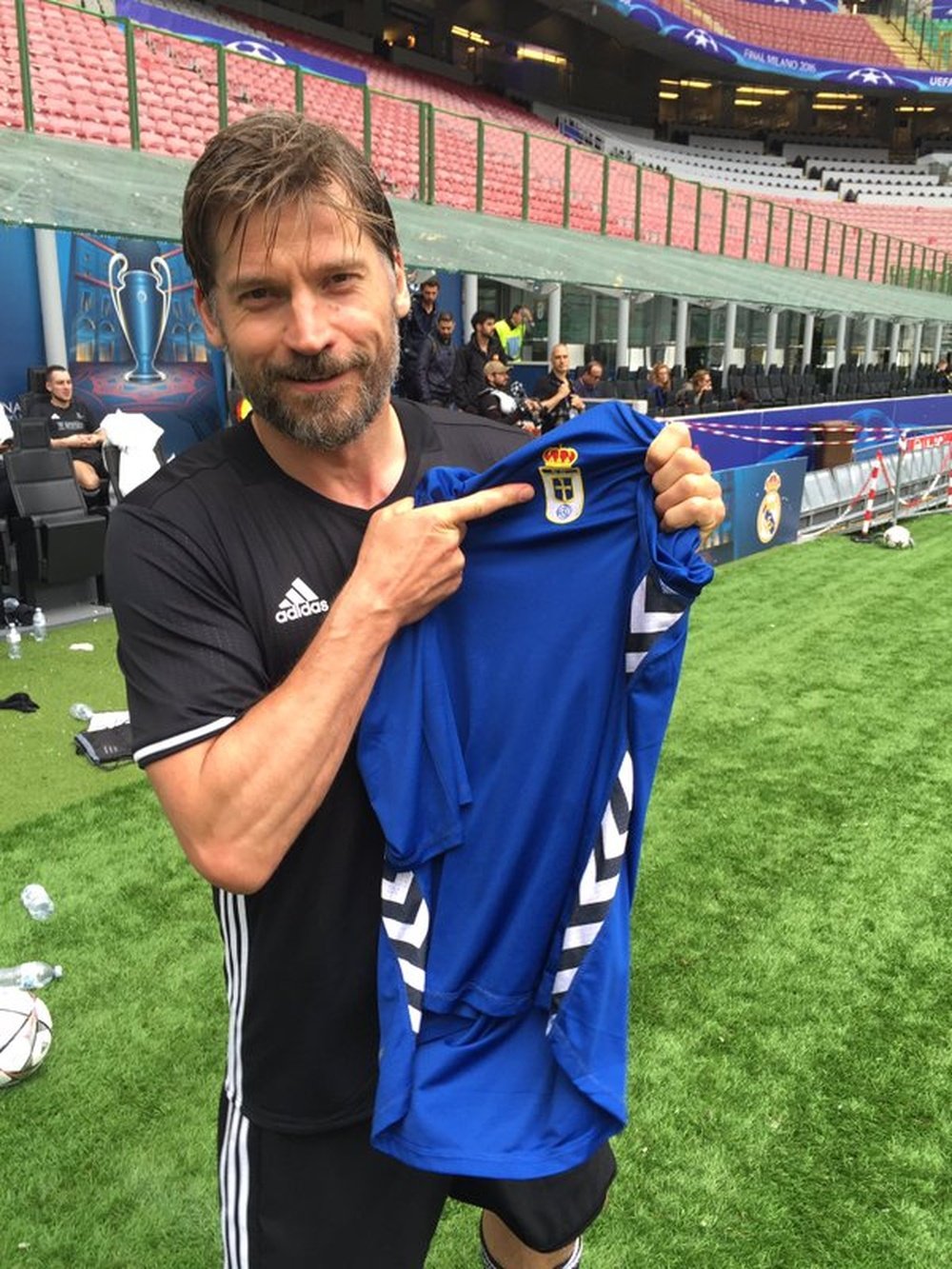 El actor que encarna a Jamie Lannister posa con la camiseta del Real Oviedo. IsaacFCorrales Twitter