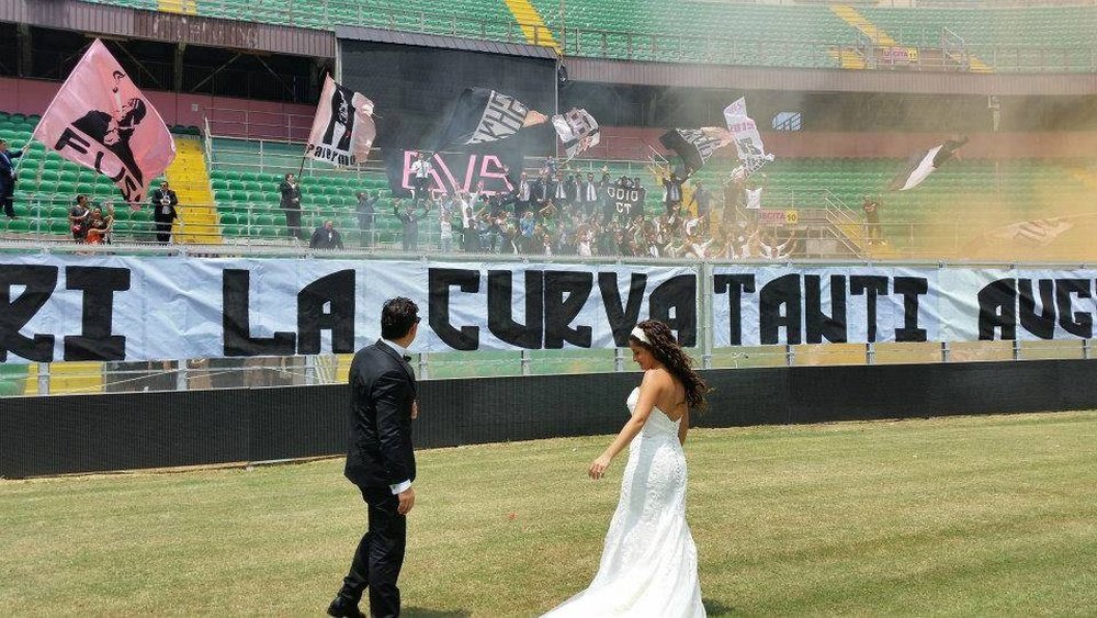 El aficionado del Palermo con su pareja, en el estadio de su equipo. @FantasiaFutbol.