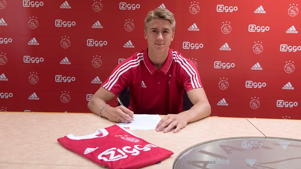 El Ajax de Ámsterdam ha hecho oficial el fichaje de Dennis Johnsen. AFCAjax