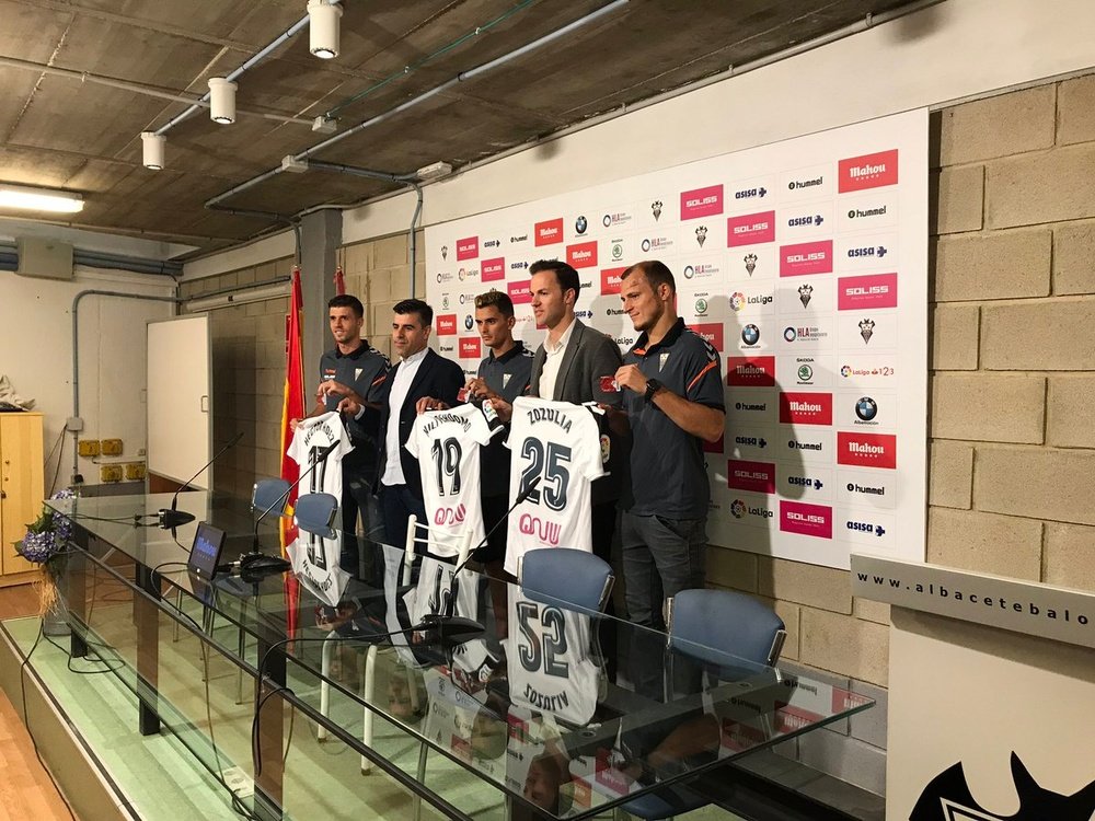 El Albacete presentó a Héctor, Nili y Roman Zozulia. AlbaceteBalombié