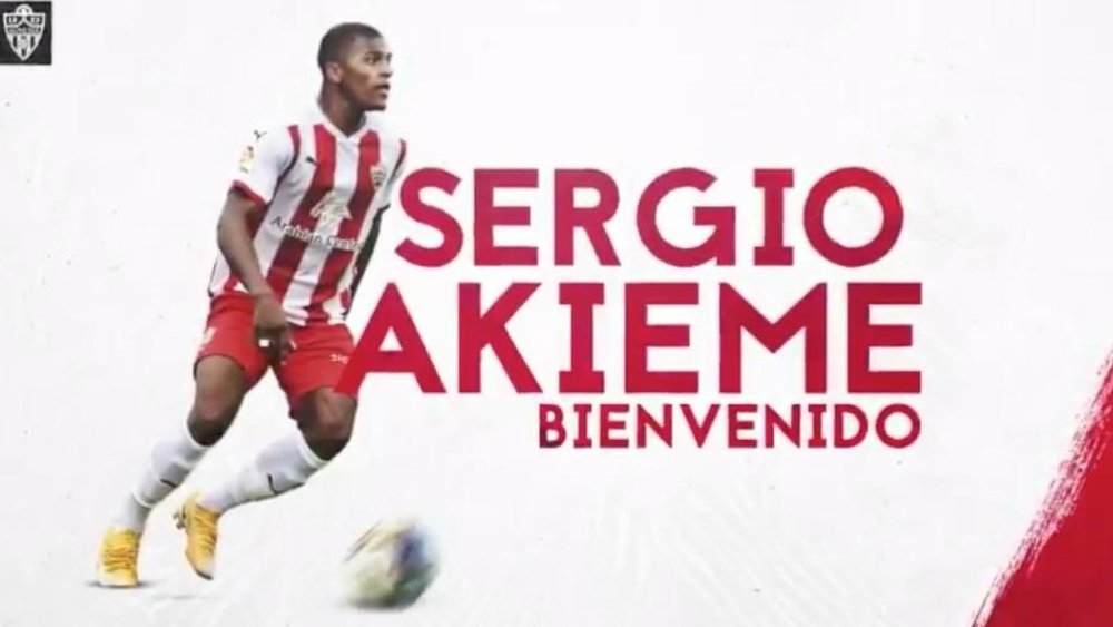 Akieme jugará en el Almería hasta junio de 2021. Captura/Twitter/U_D_Almeria