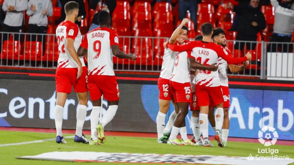 El Almería amenaza con adueñarse del ascenso directo