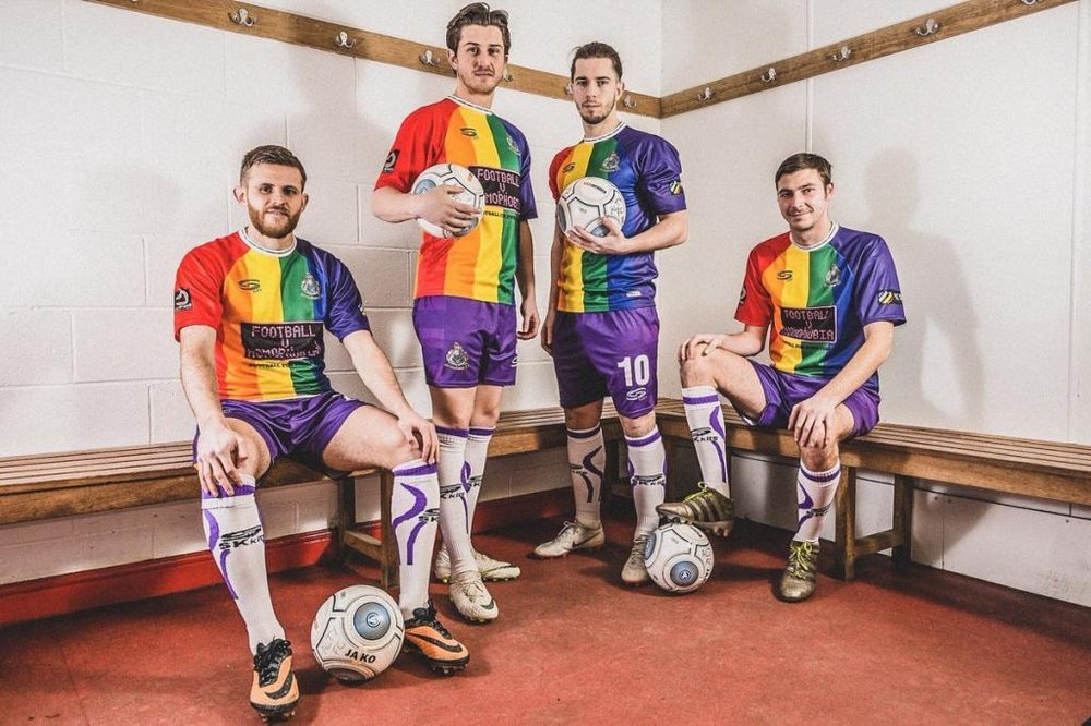 Altrincham FC: camiseta arcoiris contra la homofobia. AltrinchamFC