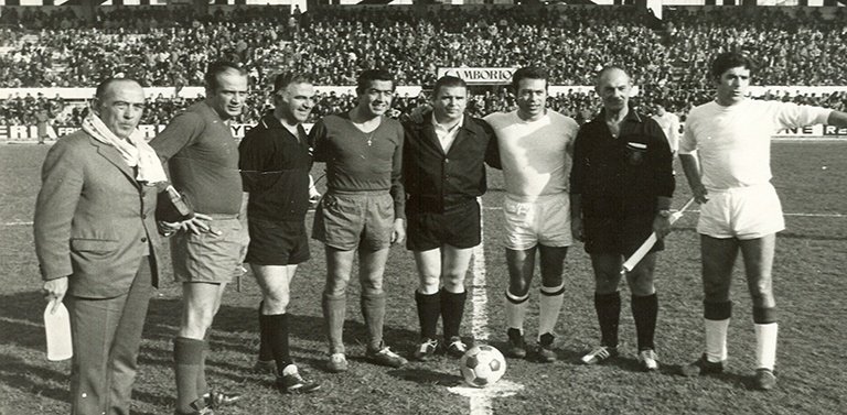 El árbitro andaluz Antonio Pérez Rodríguez, en un partido a mediados del Siglo XX. FAF