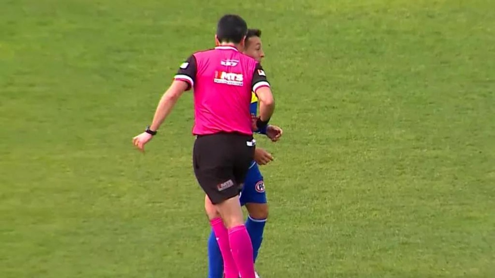 Claudio Aranda agredió a un jugador en Chile. Captura/TNTSports