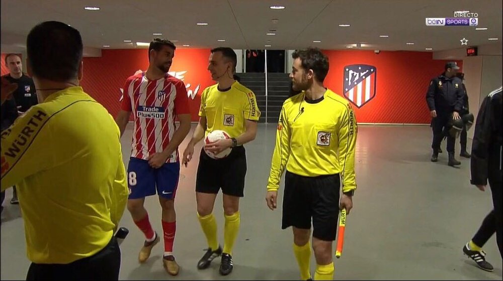 El árbitro le explicó a Diego Costa por qué le anuló el gol. Captura/beINSports
