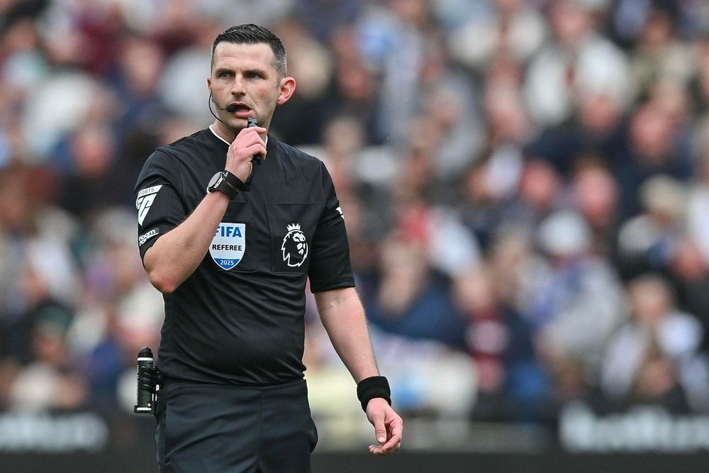 Michael Oliver lors du match West Ham-Tottenham. EFE/Vince Mignott