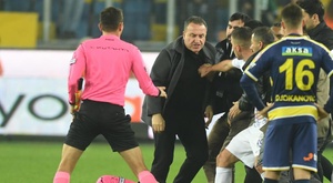 22 árbitros y 27 futbolistas turcos, procesados por supuestas apuestas amañadas